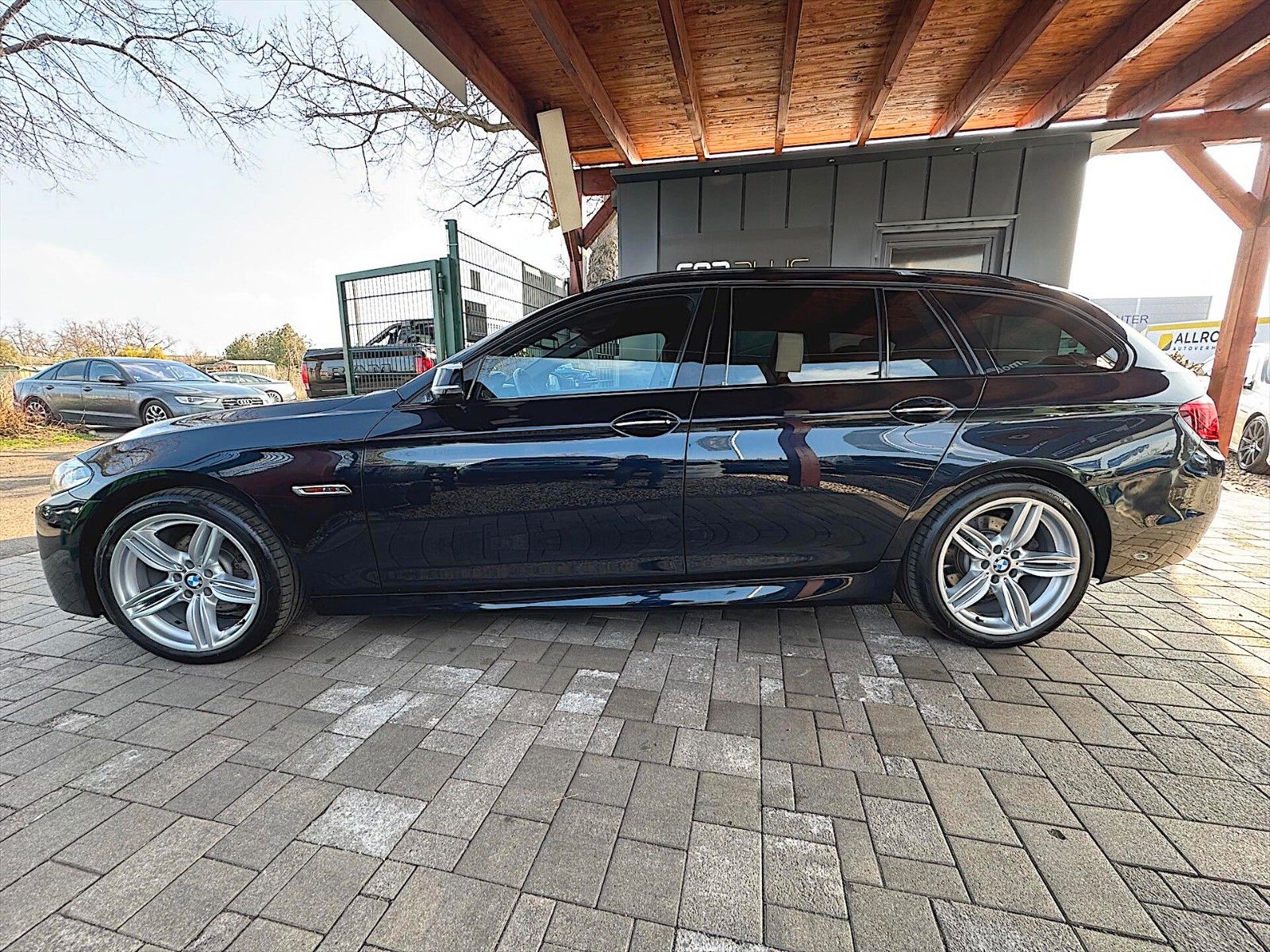 Fahrzeugabbildung BMW 520d xDrive M-Sport Shadow *LED*Head Up*Kamera*