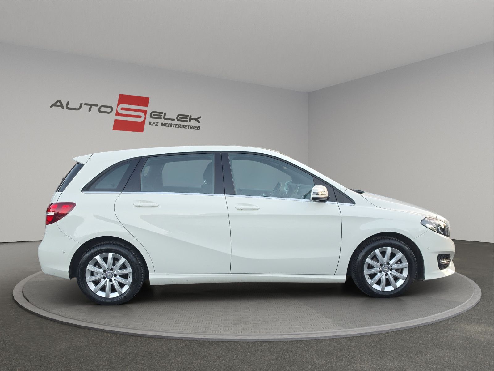 Fahrzeugabbildung Mercedes-Benz B 180 AUTOMATIK KAMERA TEMPOMAT SITZHEIZUNG NAVI