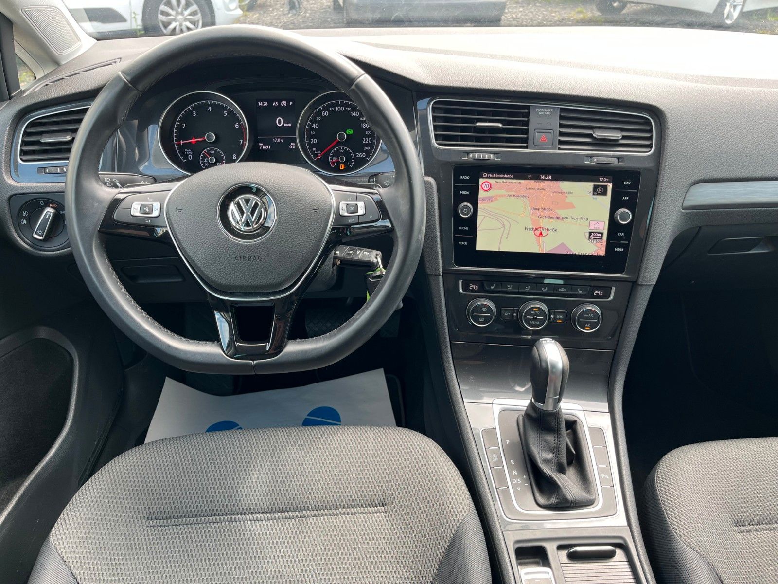 Fahrzeugabbildung Volkswagen Golf VII 1.0 Lim. Comfortline DSG Navi PDC 1.HD