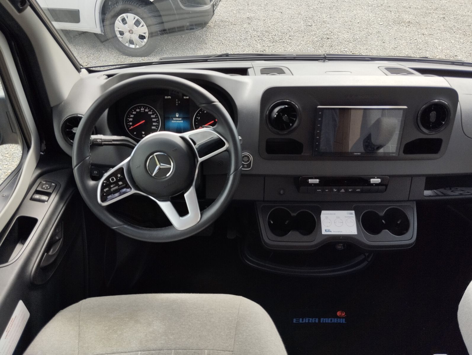 Fahrzeugabbildung Eura Mobil Profila T 676 EB Mondial Plus Sat/TV Solar Navi