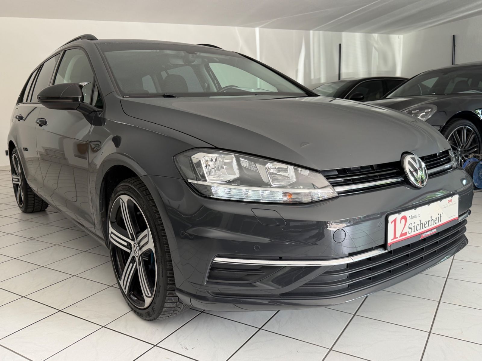 Volkswagen Golf - 1