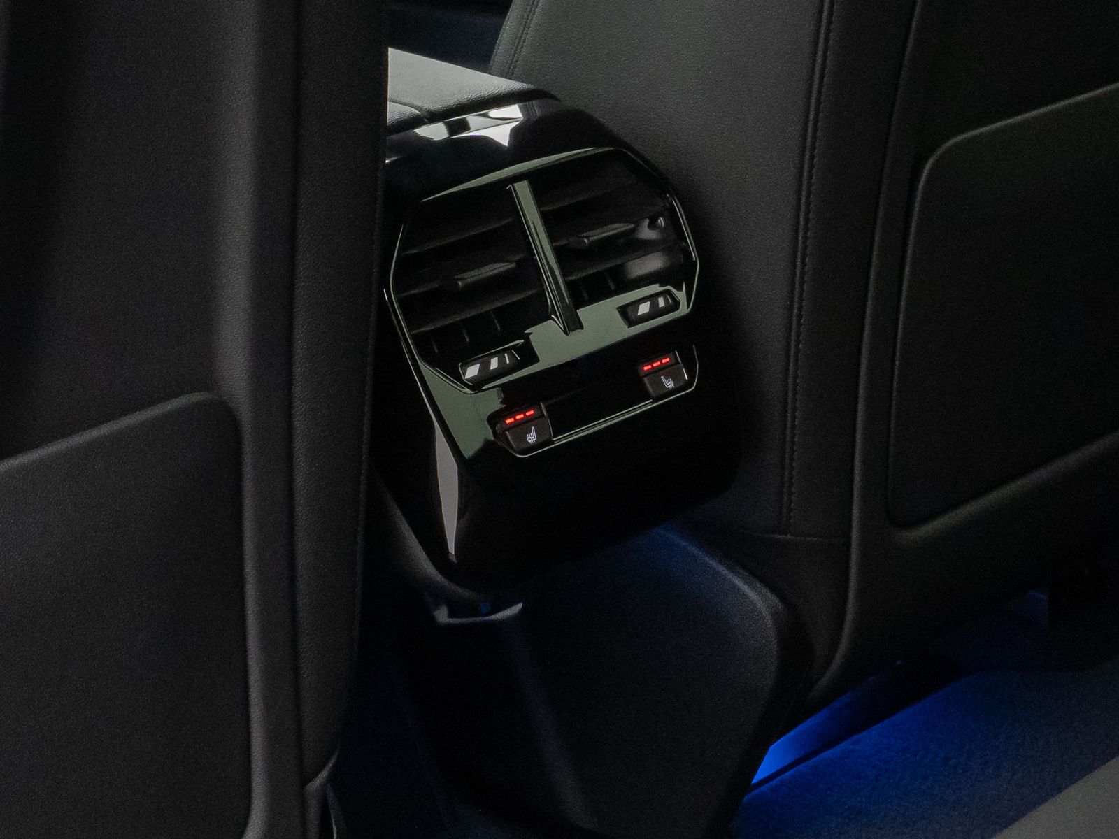 Fahrzeugabbildung BMW iX xD40 Sportpaket360°DAB H/K ACC AHK Komfort