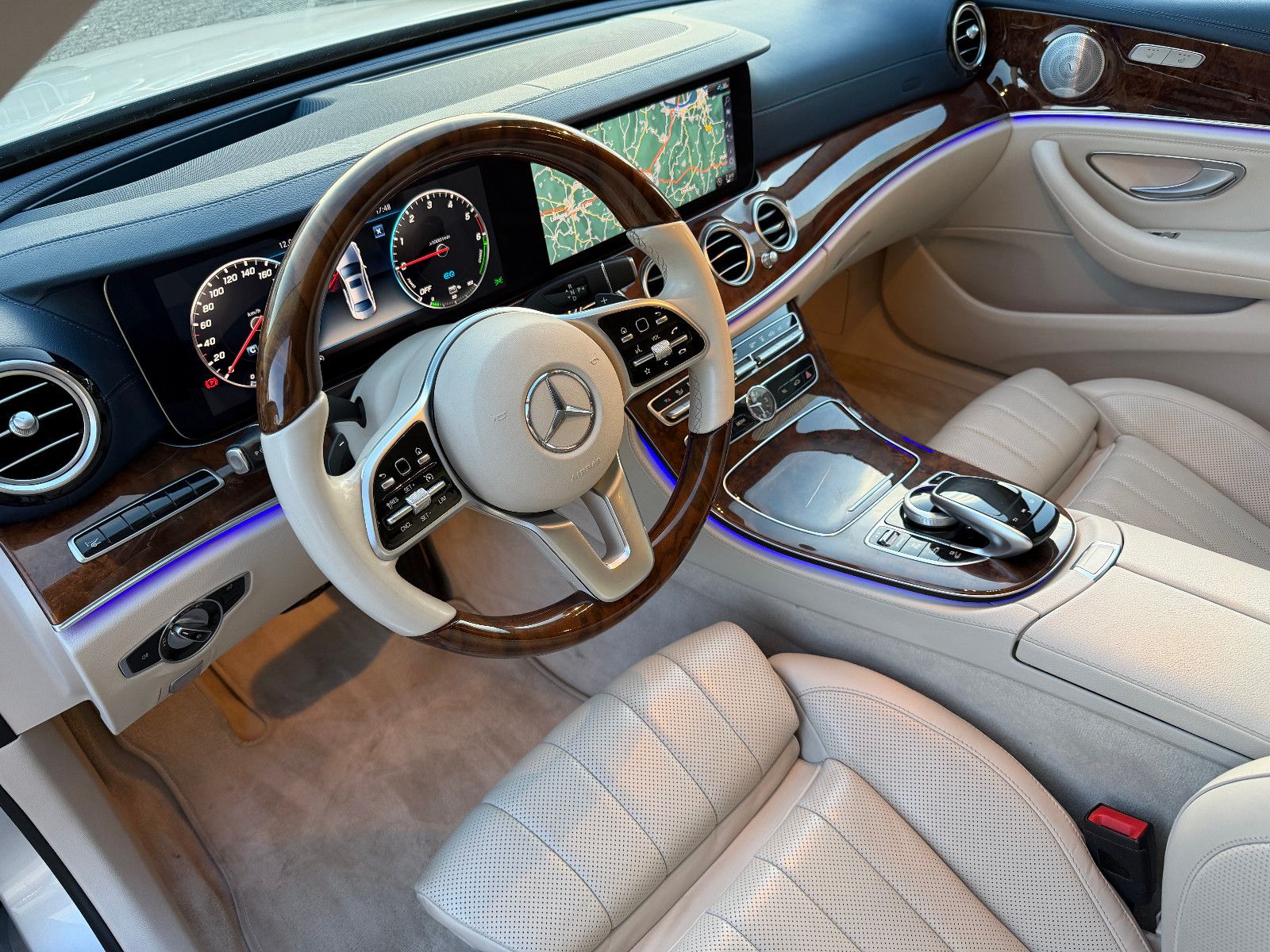 Fahrzeugabbildung Mercedes-Benz E 300 de/AMG/HEAD-UP/VIRTUAL/AMBIENTE/BURMESTER/