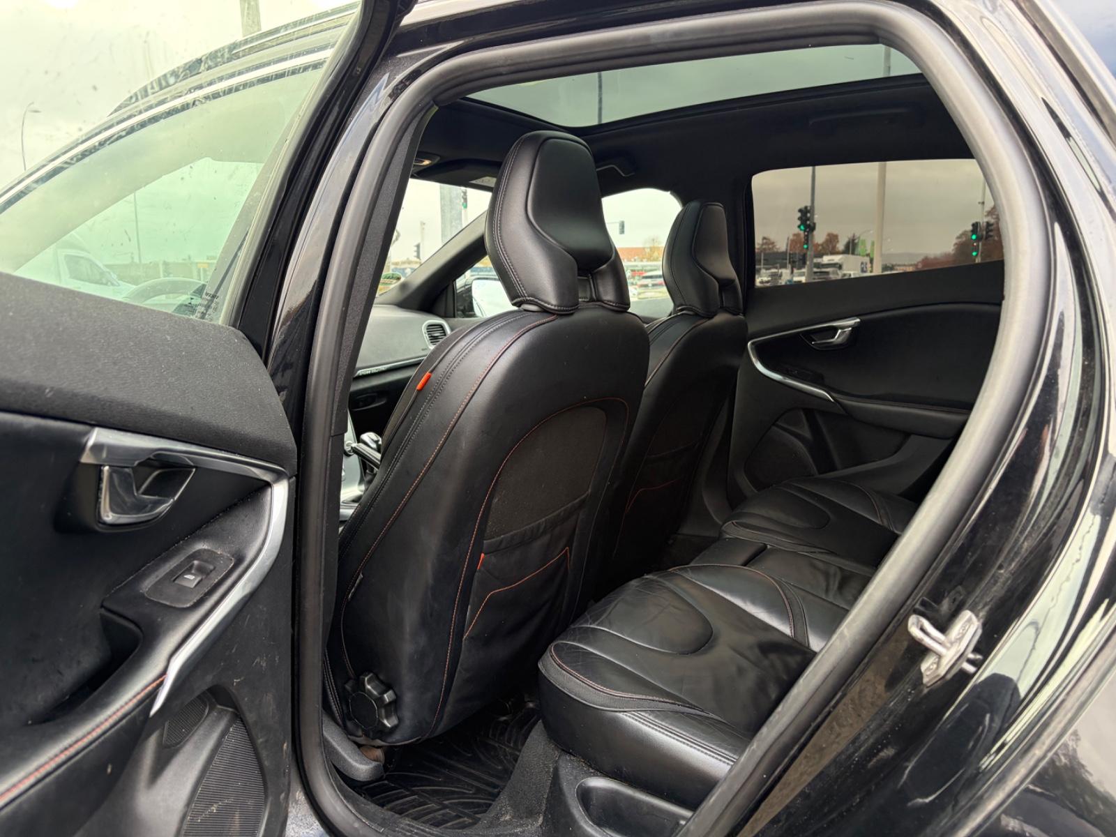 Volvo V40 Cross Country 2015 — фото 15