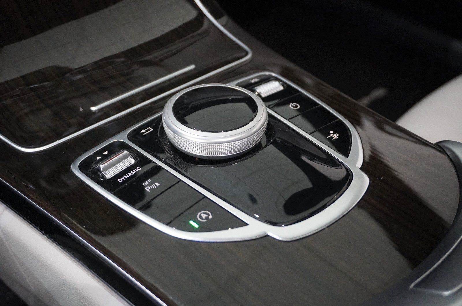 Fahrzeugabbildung Mercedes-Benz C 300 COUPE AMG LINE NAVI/LED/PANO./KAMERA/SPORT