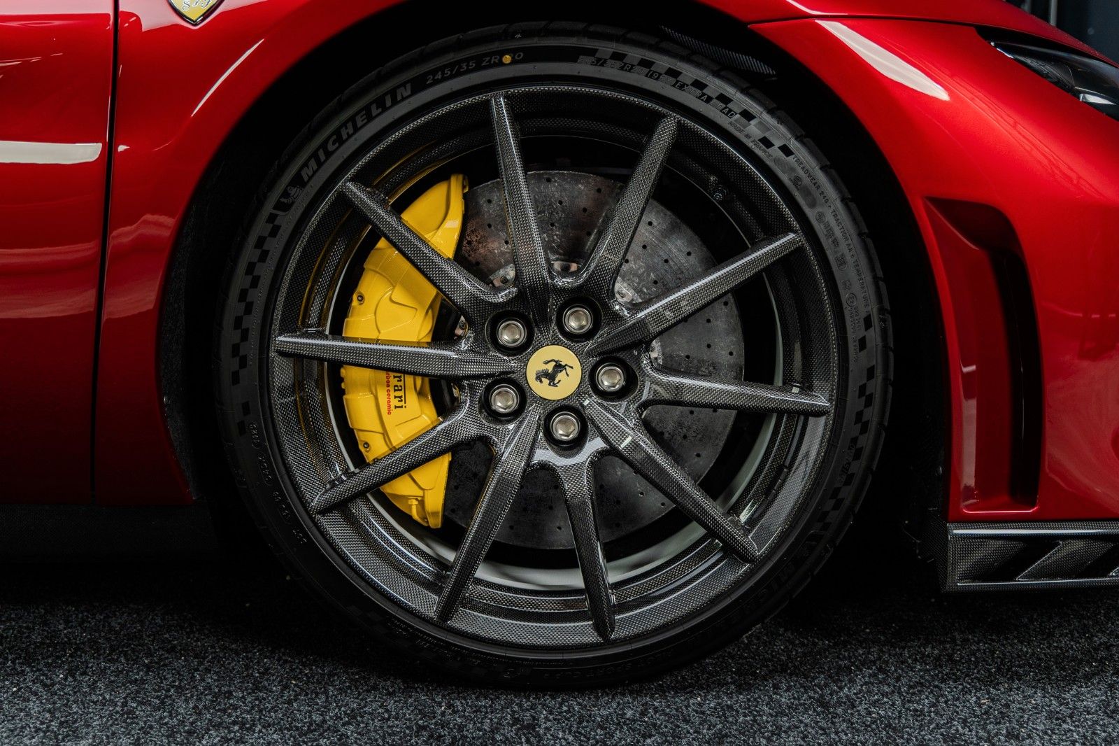 Fahrzeugabbildung Ferrari 296 GTB Speciale + Carbon + Lipstick Red + Lift