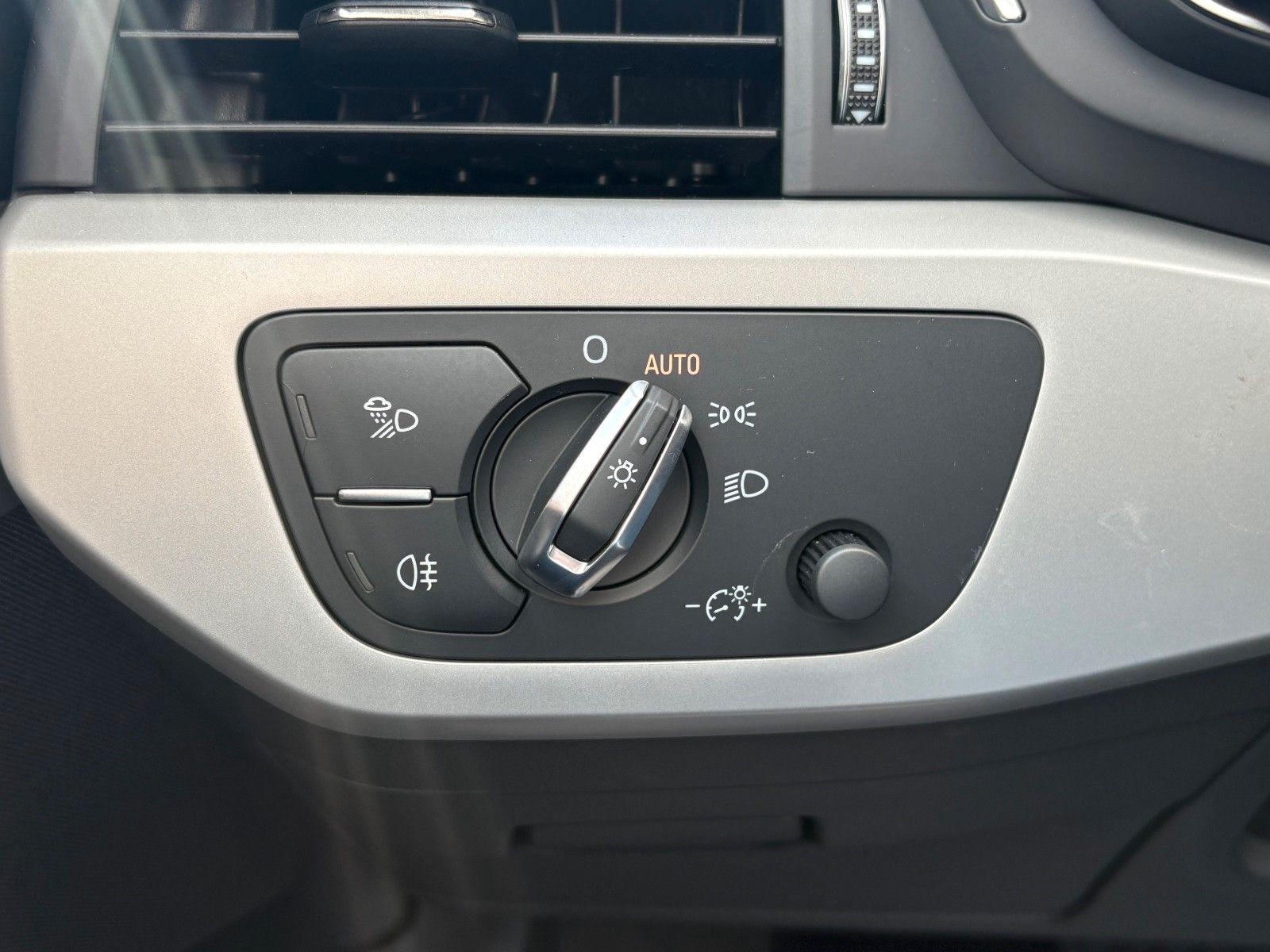 Fahrzeugabbildung Audi A4 Avant 35 TDI basis Navi AHK 1.HAND LED SPORTS