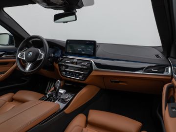 Fahrzeugabbildung BMW 530e M Sport Panorama360°Laser HUD DAB HiFi AHK