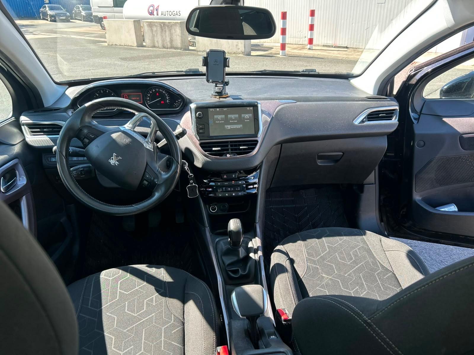 Peugeot 2008 Benziner TÜV // Au 2028***