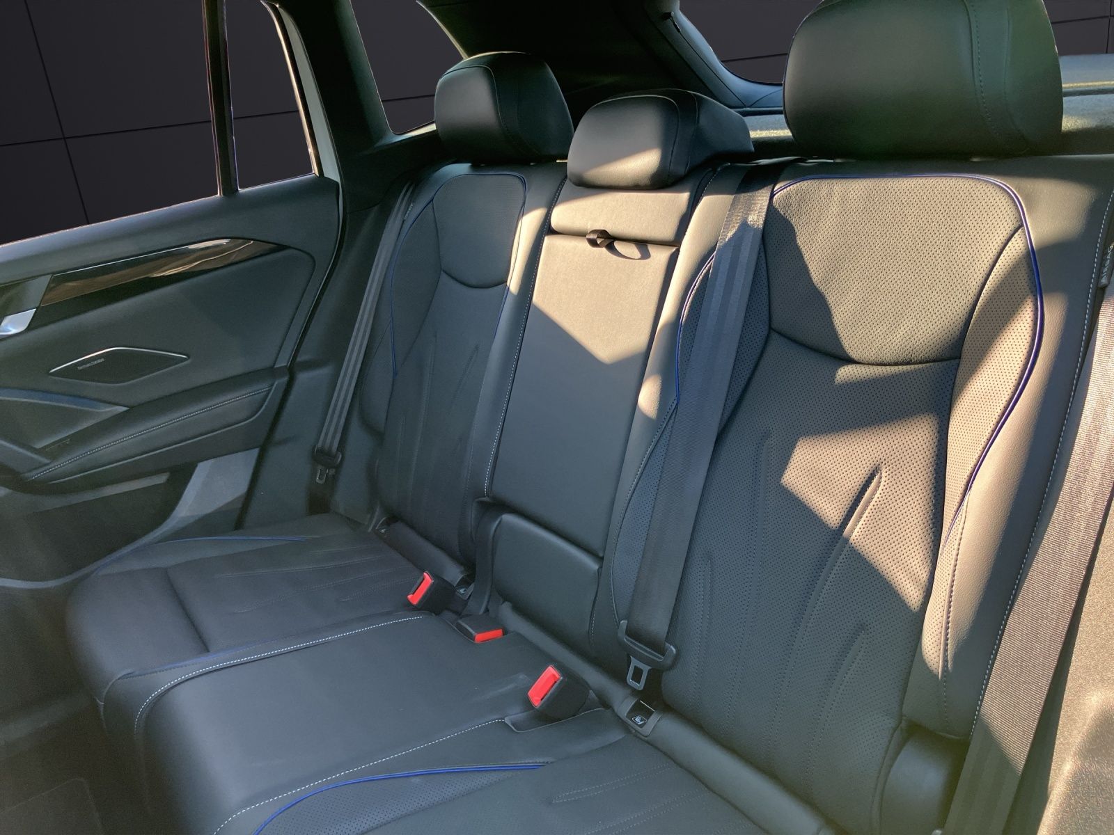 Fahrzeugabbildung Volkswagen Tiguan TDI R-Line 4M DSG MATRIX AHK PANO ACC