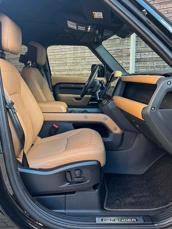 LAND-ROVER Defender 2026