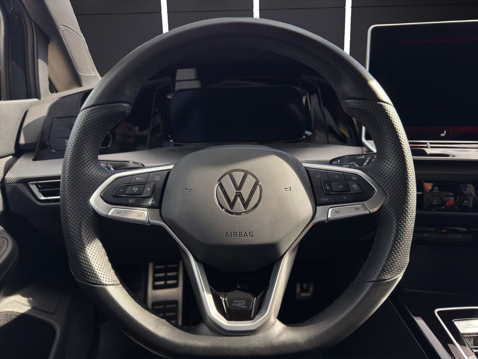 Fahrzeugabbildung Volkswagen Golf VIII R-Line/ACC/Navi/Ambiente/Apple CarPlay