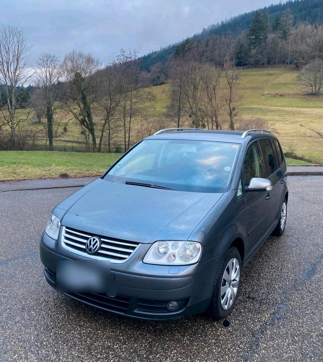 Volkswagen Touran 2004 — rear view