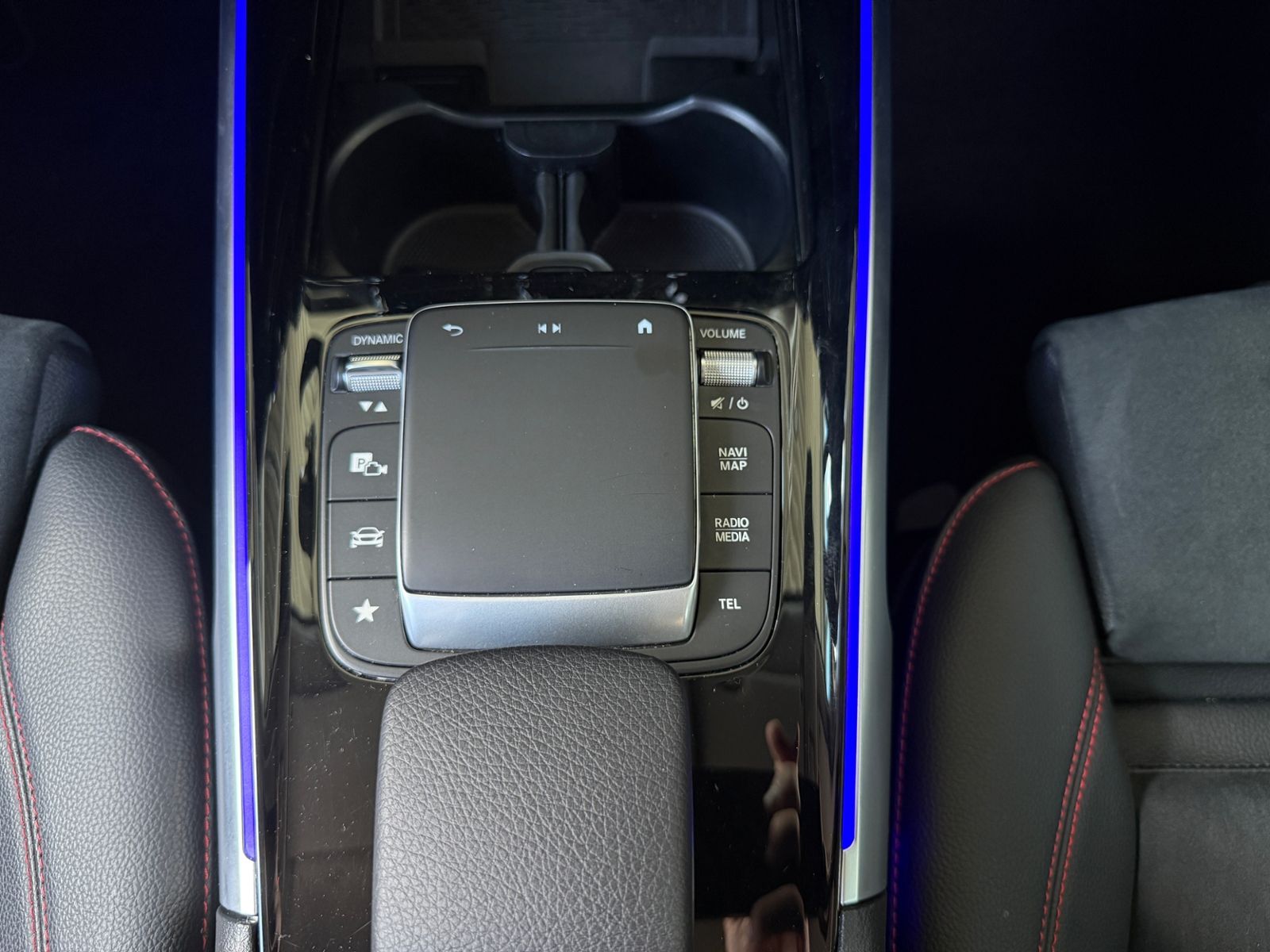 Fahrzeugabbildung Mercedes-Benz GLB 250 AMG Line LED MBUX HIGH NAV RFK 19"