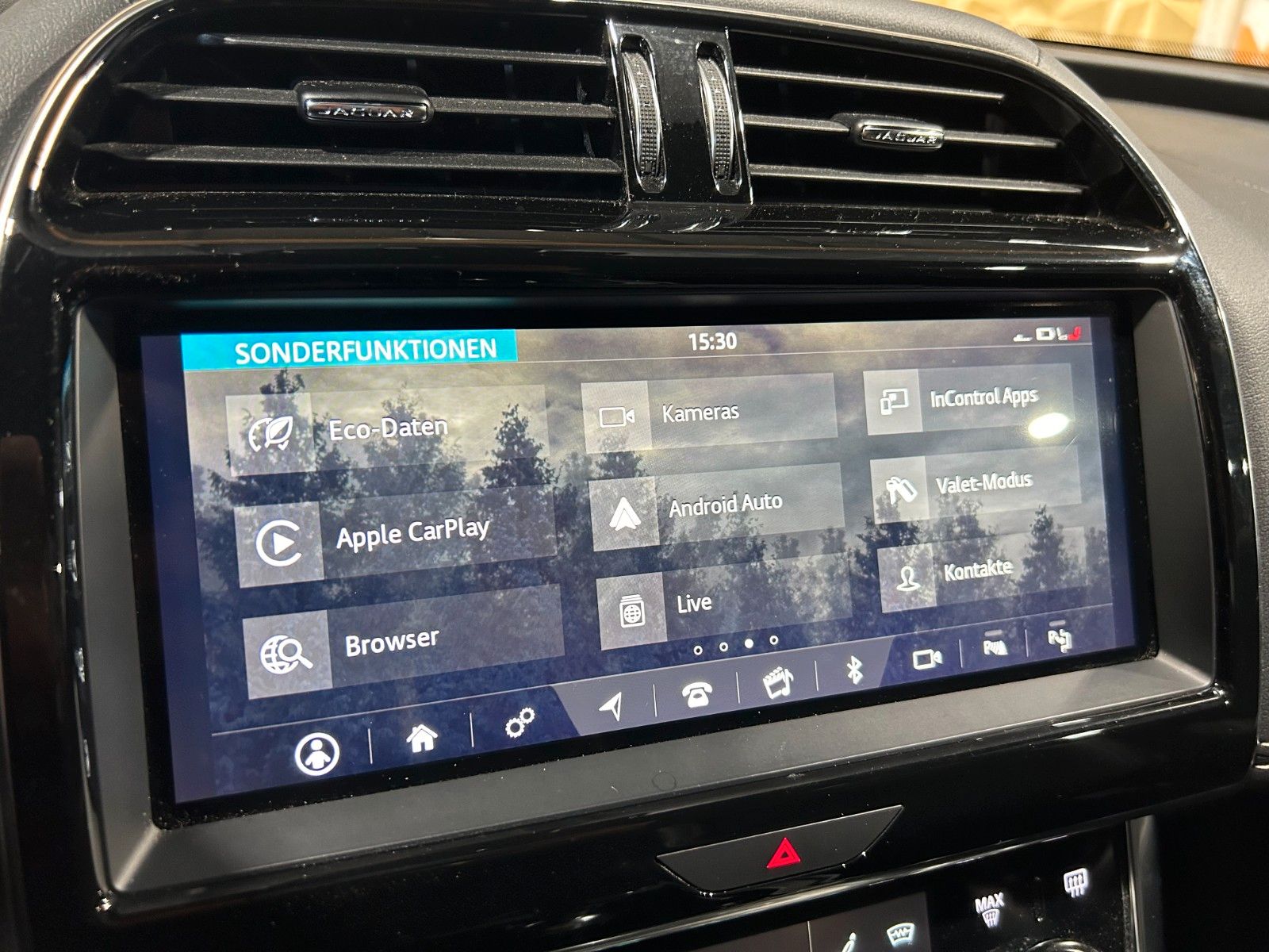 Fahrzeugabbildung Jaguar XE R-Dynamic SE AWD/HEAD-UP/KAMERA/NAVI/APPLE
