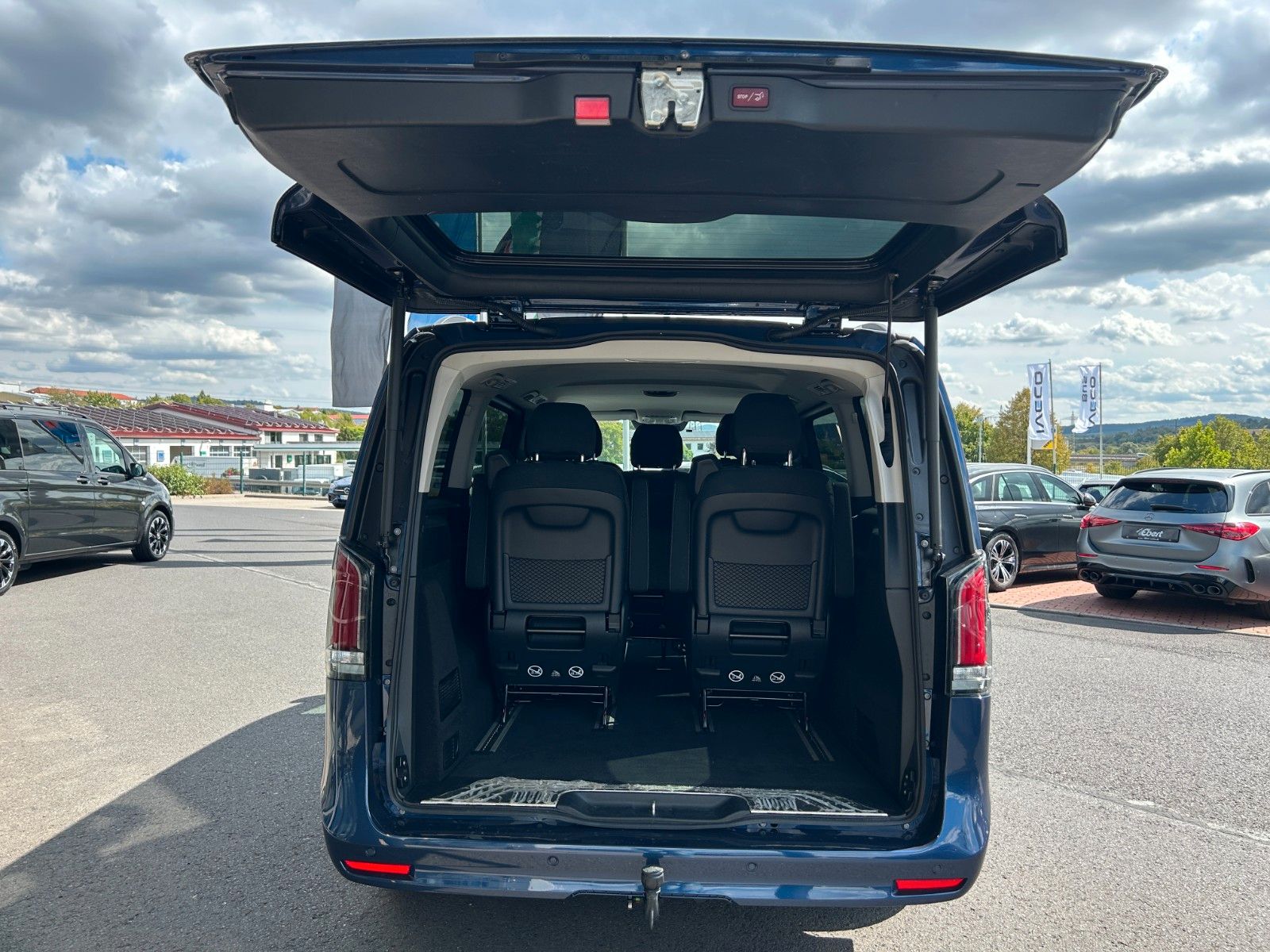 Fahrzeugabbildung Mercedes-Benz V 300 d STYLE DISTRONIC Stdheiz AHK2,5to 360