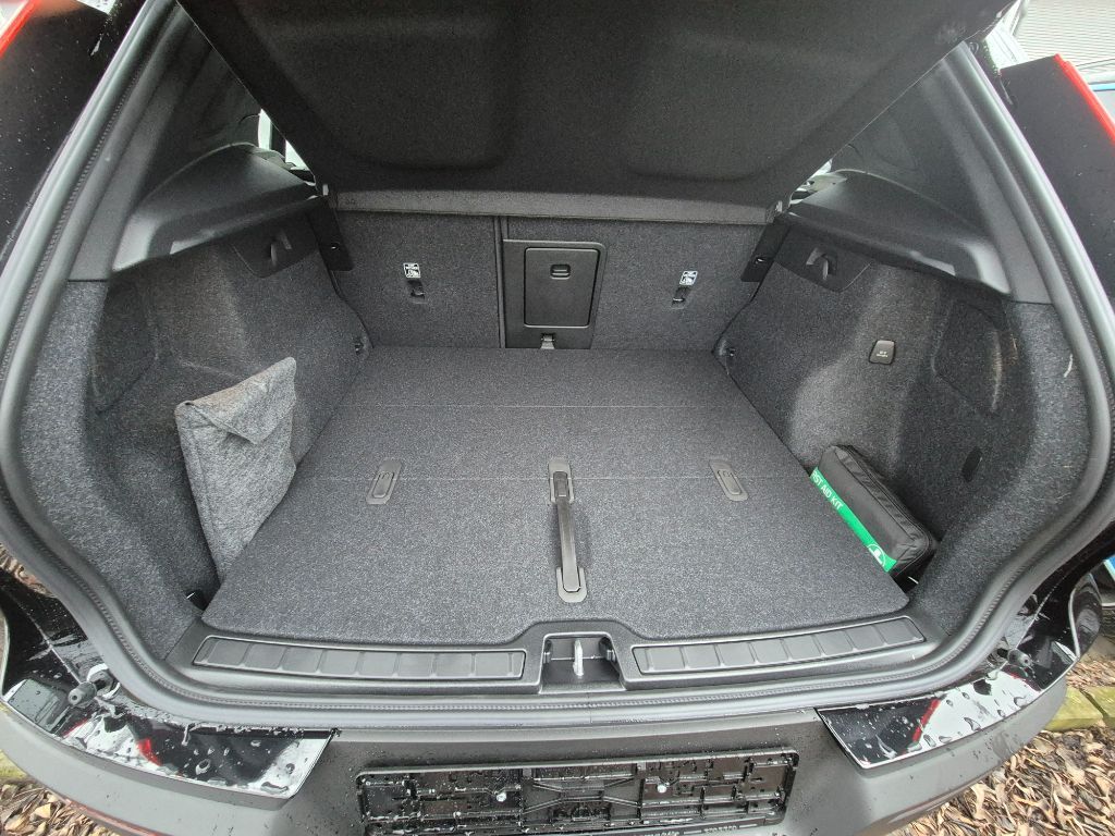 Fahrzeugabbildung Volvo XC40 B3 B DKG Plus Dark+HarmanKardon+Allwetter