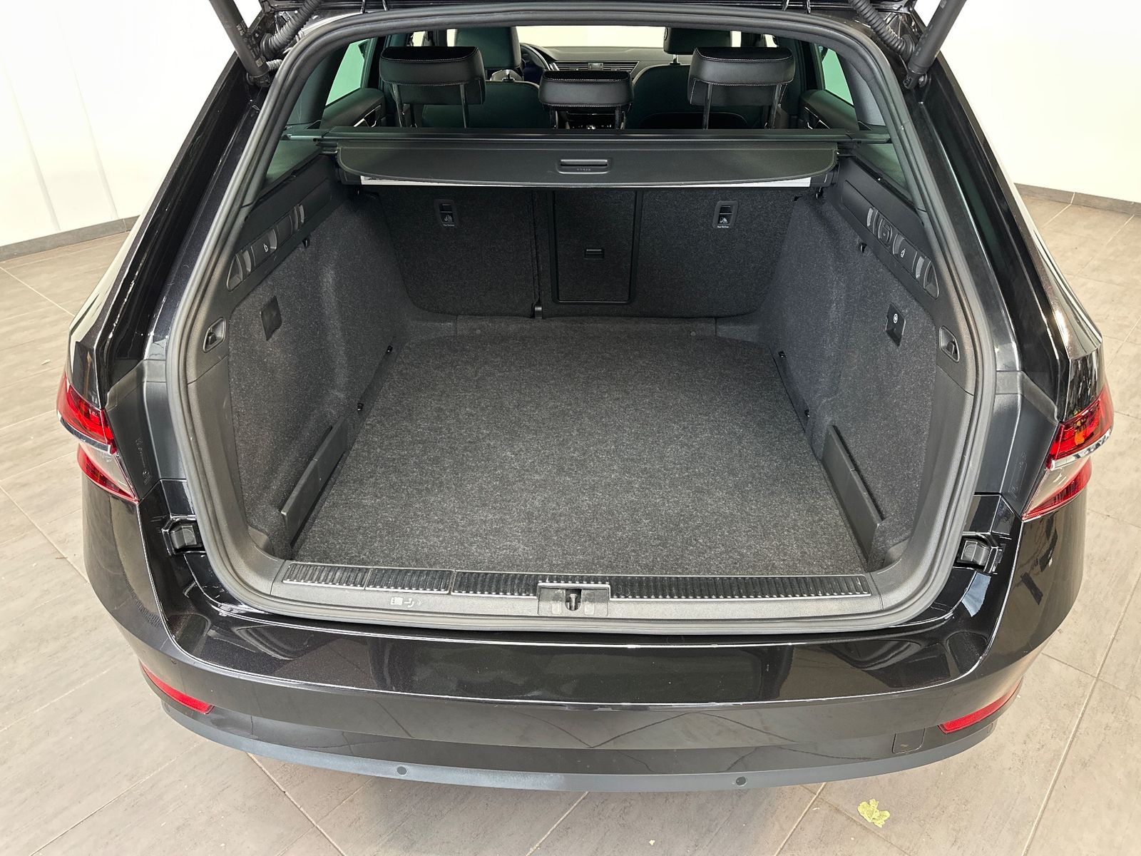 Fahrzeugabbildung SKODA Superb Combi 2.0 TDI DSG L&K 4x4 NAV+LED+AHK+KAM