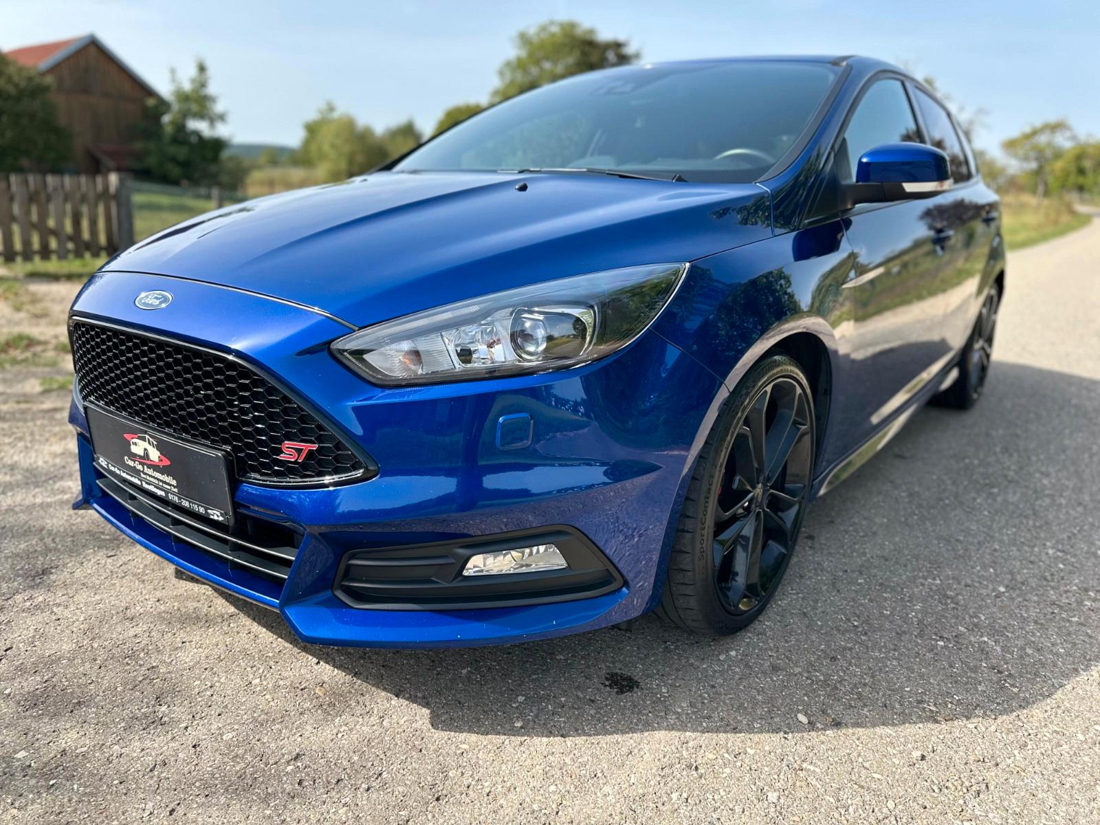 Ford Focus Lim. ST*Xen*Recaro*Winterpak.*Navi*19"*PDC