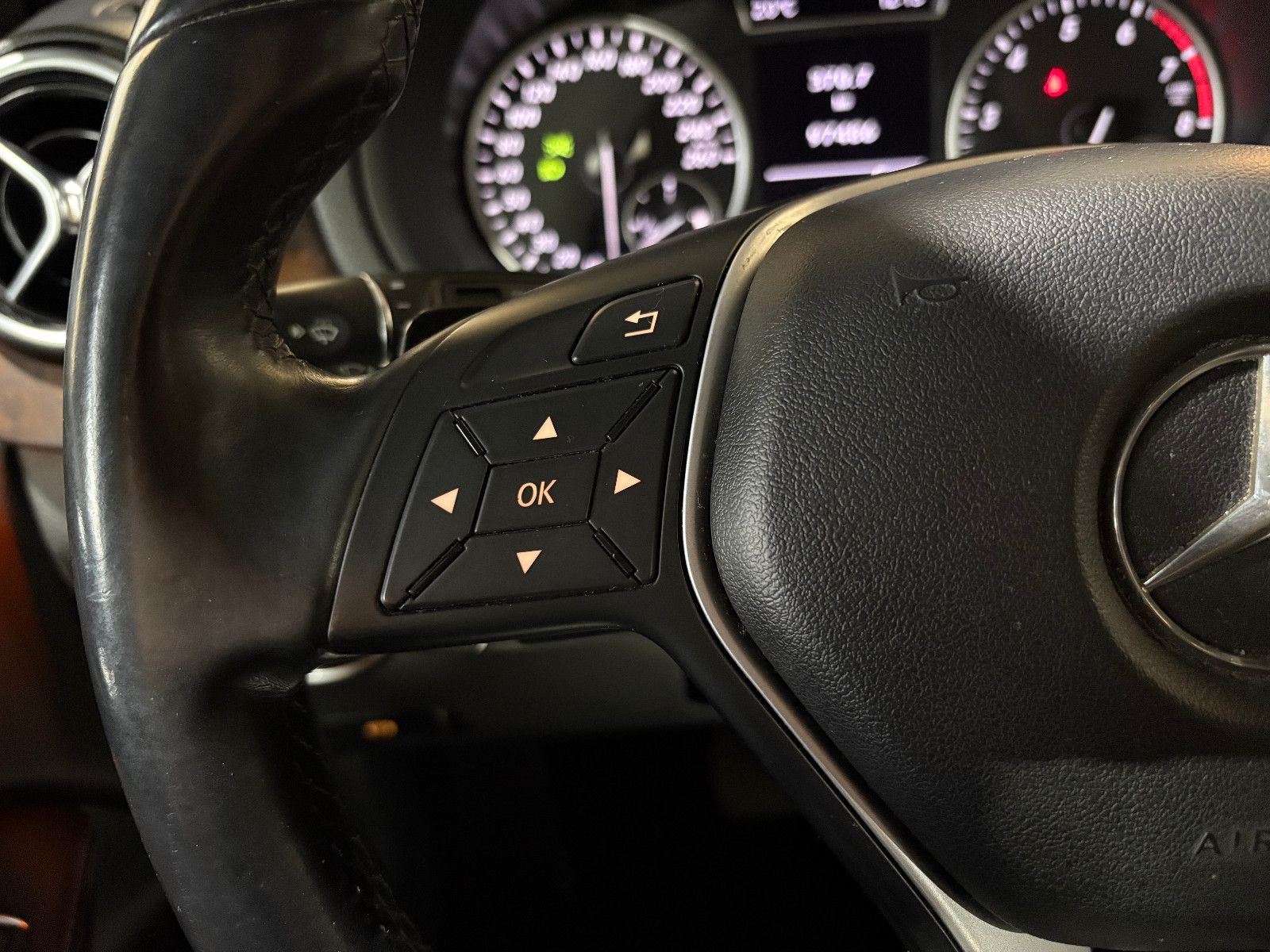 Fahrzeugabbildung Mercedes-Benz B 200/PANO/MEMORY/KLIMA/CAR-PLAY/2.HAND/KAMERA