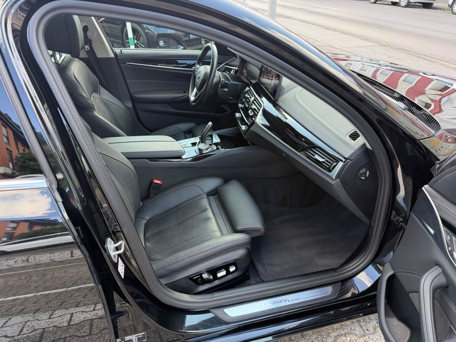 Fahrzeugabbildung BMW 520d Touring xDrive Luxury Line LASER PANO HUD