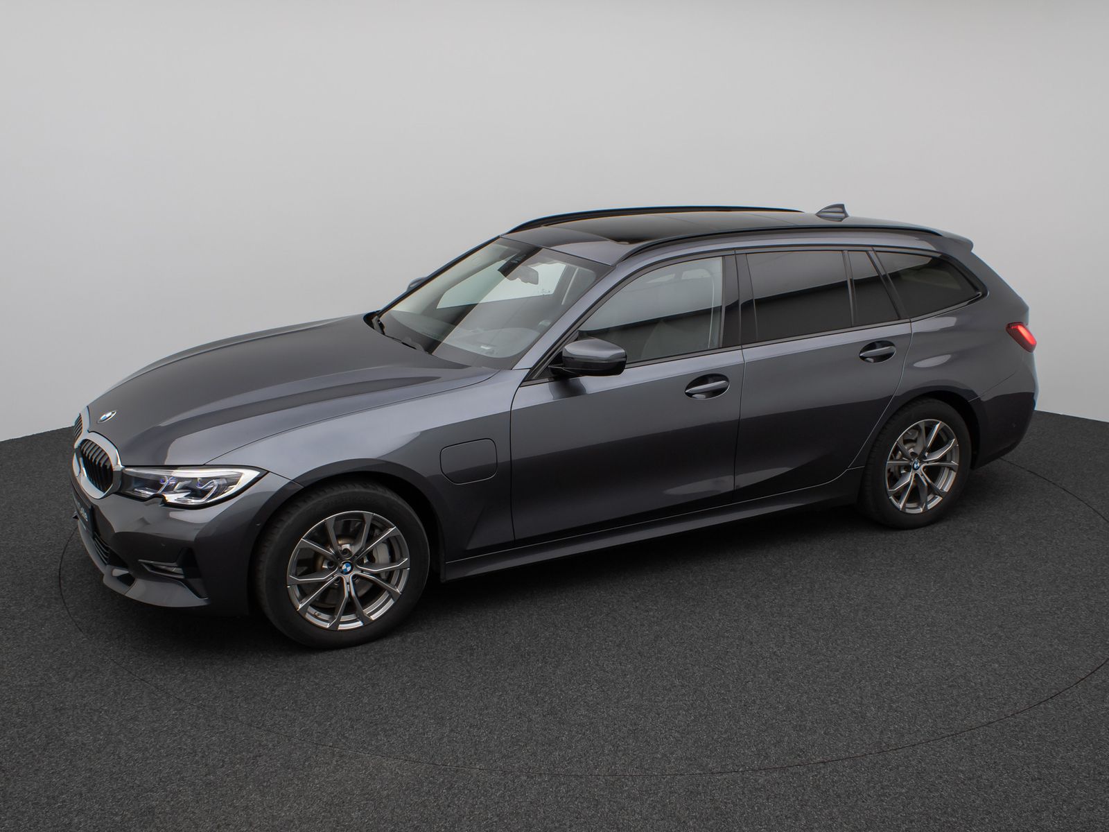 Fahrzeugabbildung BMW 330e xD Sport Line Panorama Laser Kamera HUD DAB