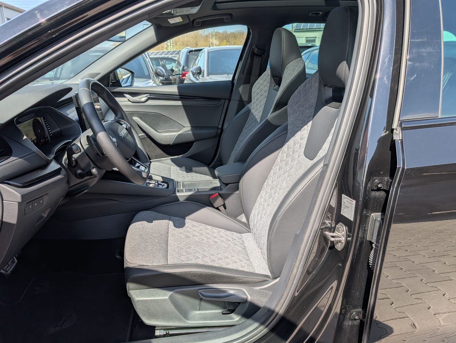 Fahrzeugabbildung SKODA Octavia 1.5 DSG Sportline PANO*MATRIX*AHK*5J.GAR