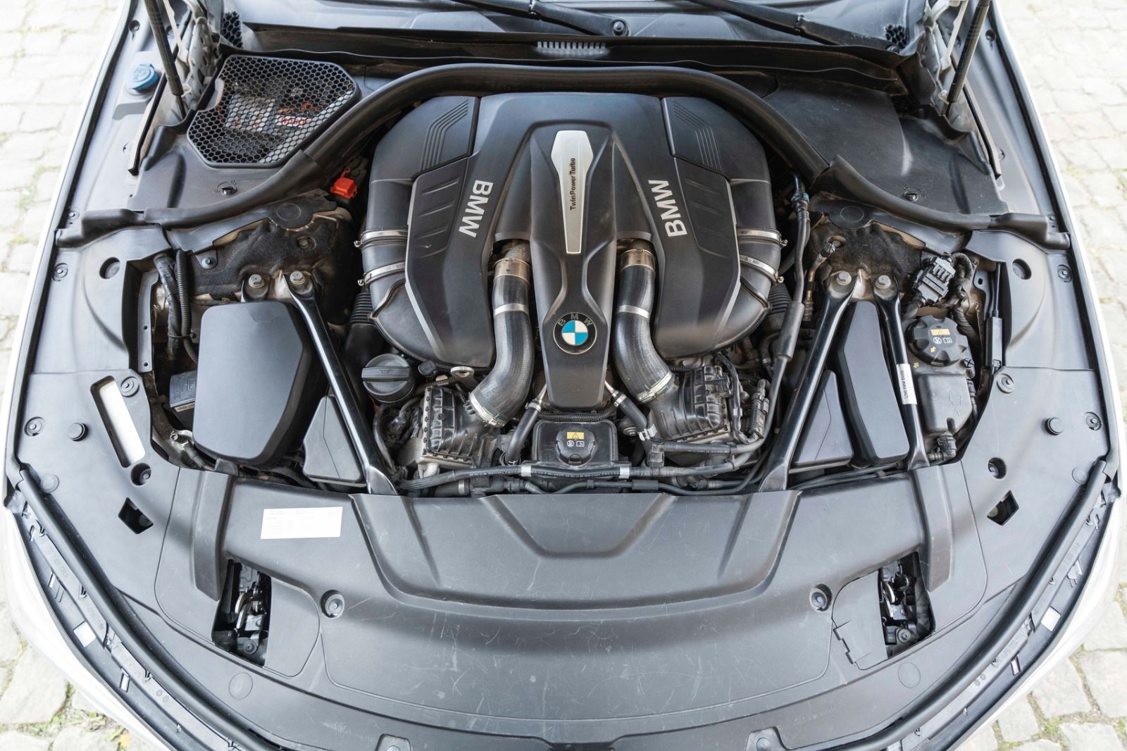 Fahrzeugabbildung BMW 750Li xDrive M SKY LUX LOUNGE HUD H&K TV ACC 360