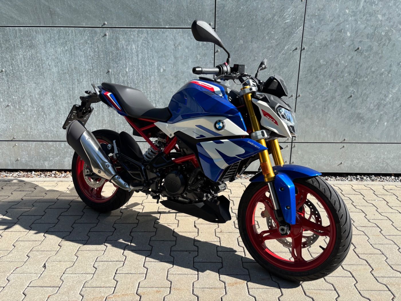 Fahrzeugabbildung BMW G 310 R Style Sport weiß rot blau