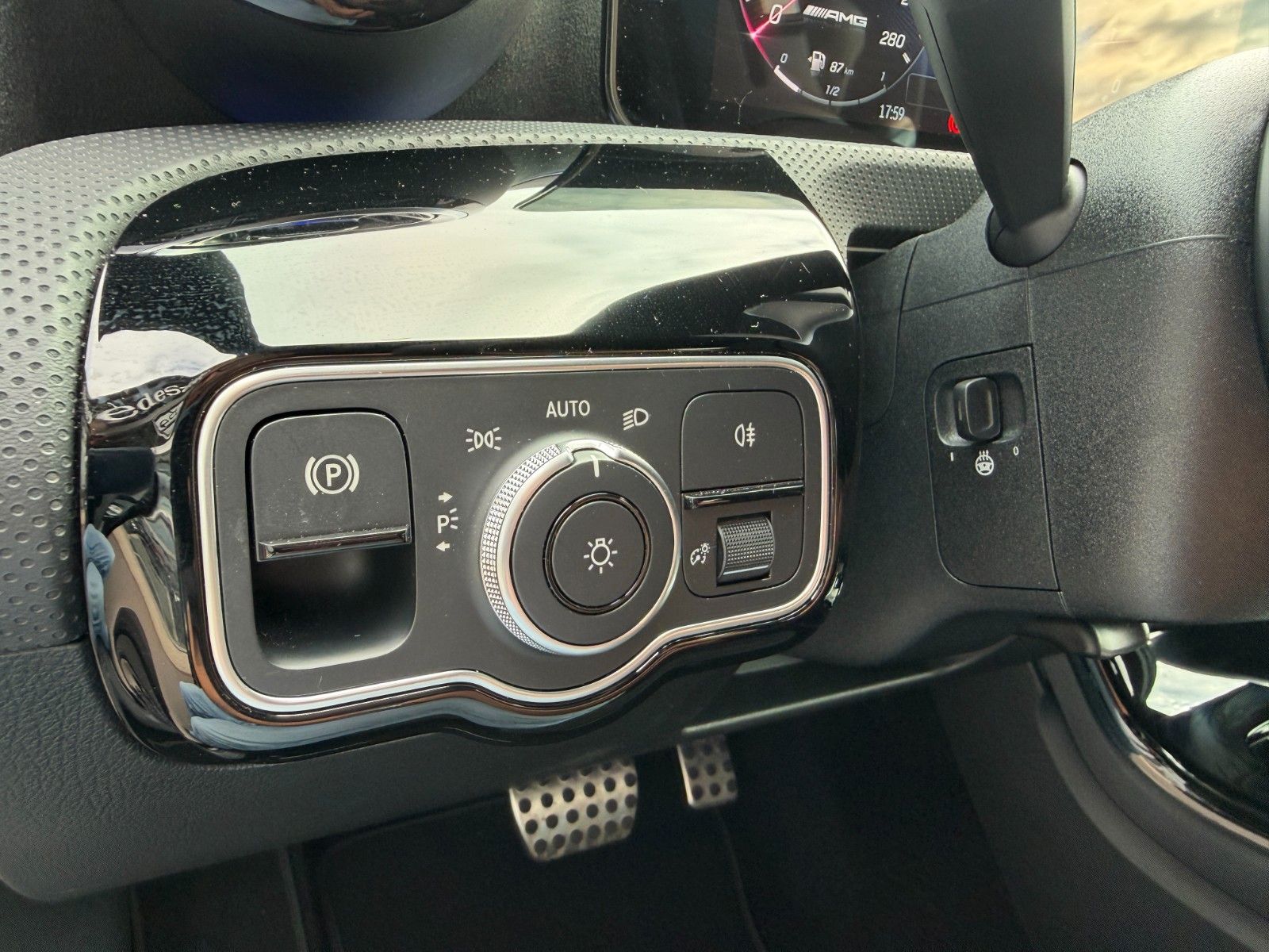 Fahrzeugabbildung Mercedes-Benz A 35 AMG 4Matic+Aero+StandH+360+MultiB+Memory