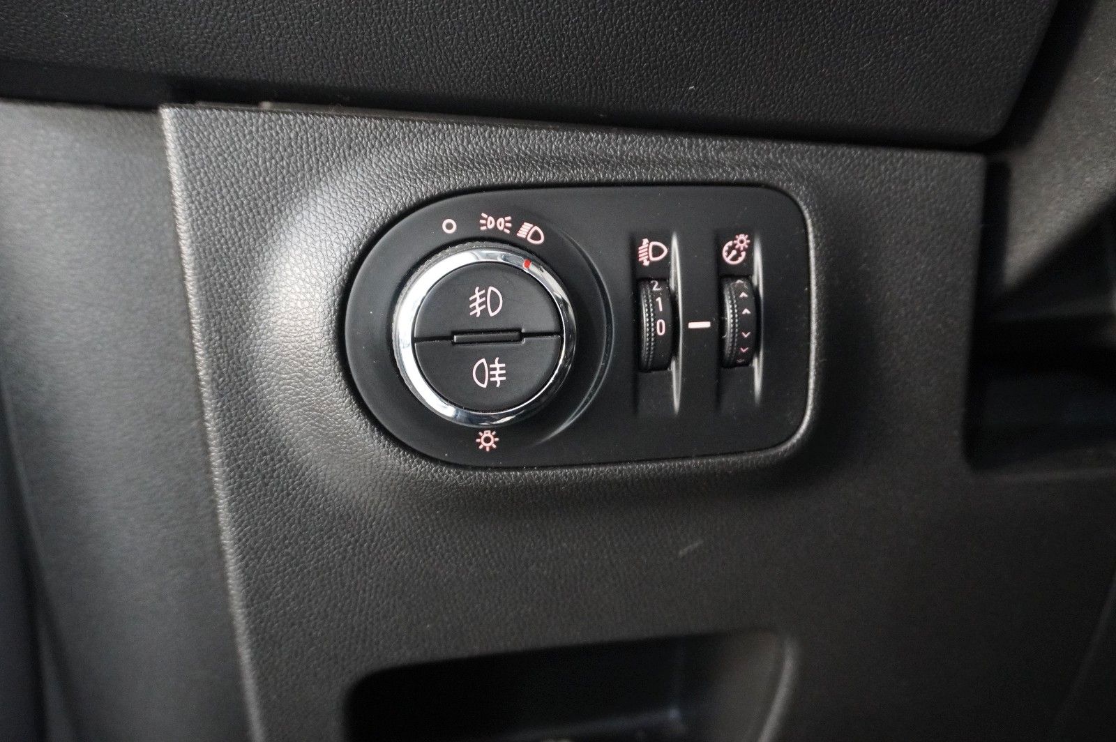 Fahrzeugabbildung Opel Corsa E 1.4 120 JAHRE 5-TÜR NAVI/SHZ/KAMERA/TEMP