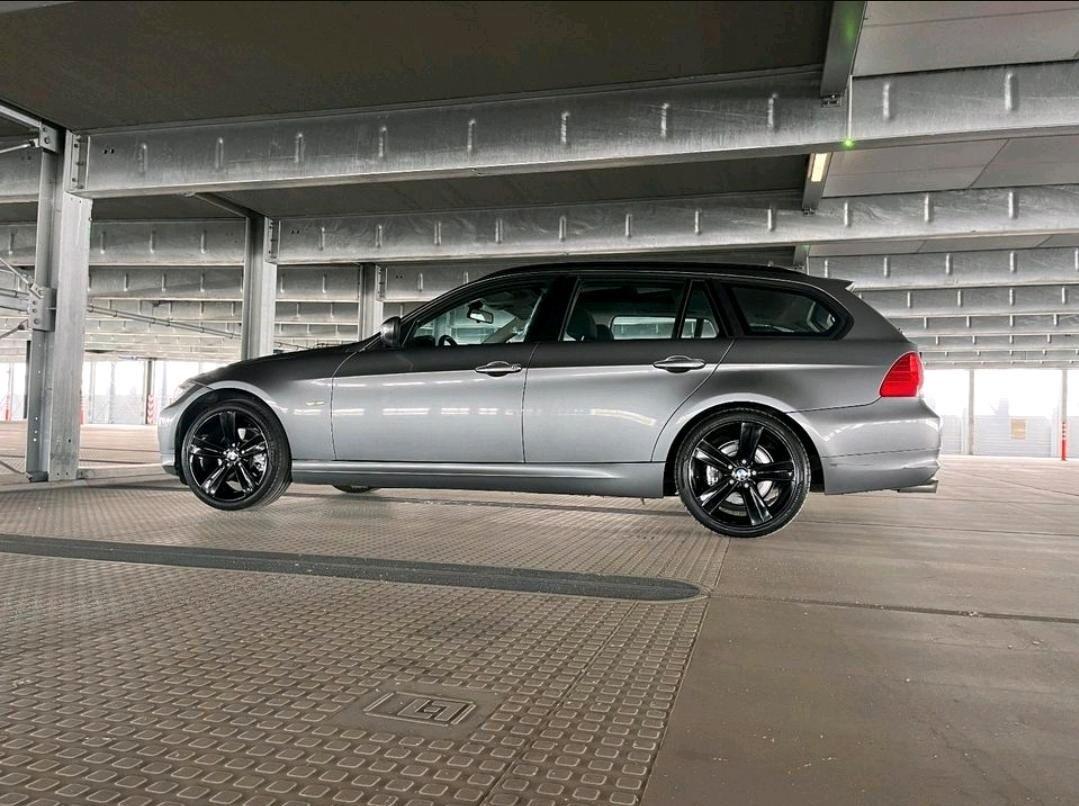 BMW 320 2010 — вигляд ззаду
