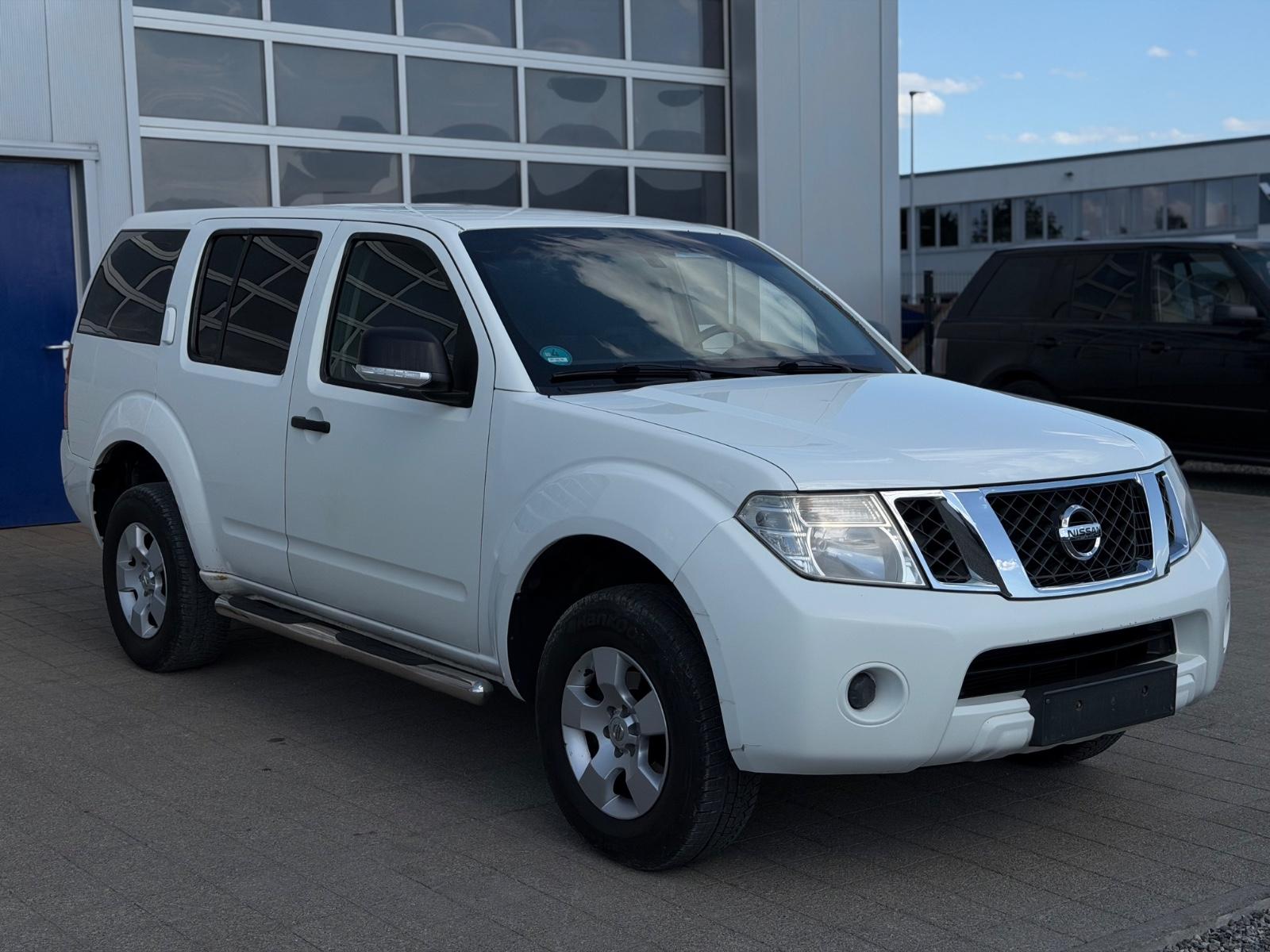 Nissan Pathfinder 2010 — rear view