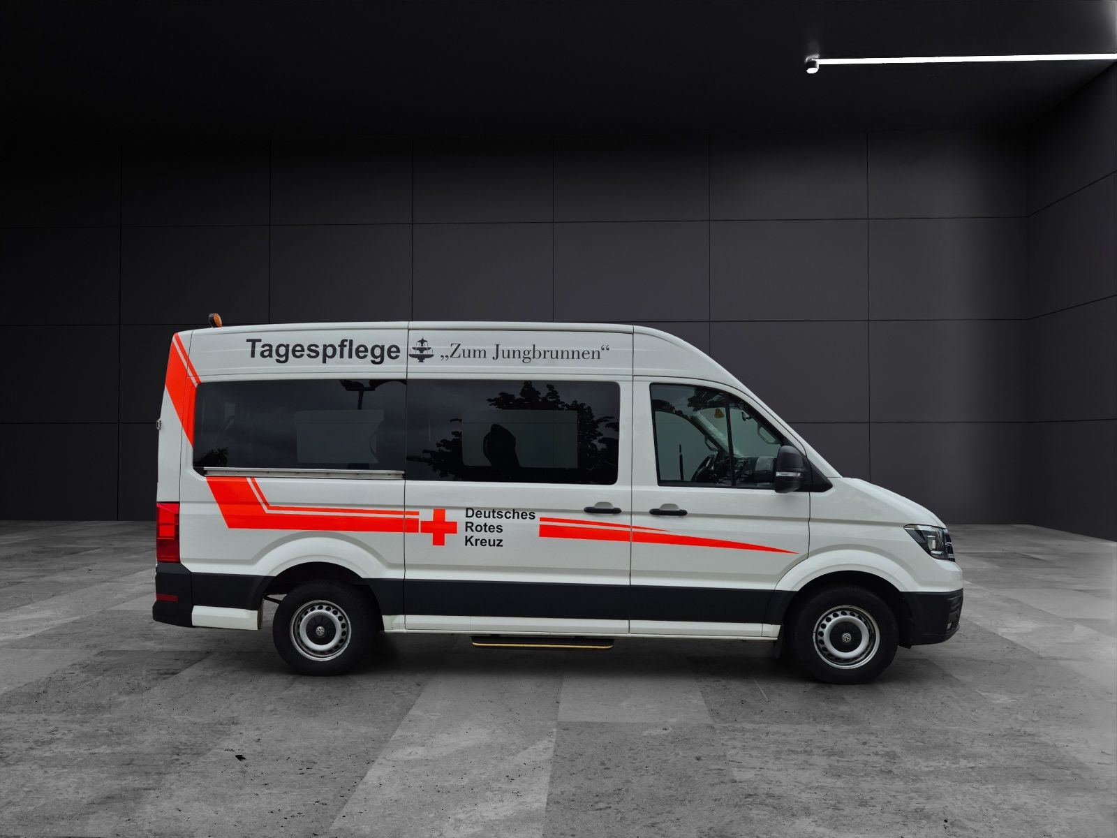 Fahrzeugabbildung Volkswagen Crafter 35 MR HD 4Mo 9-Si Rollstuhllift Trittstu