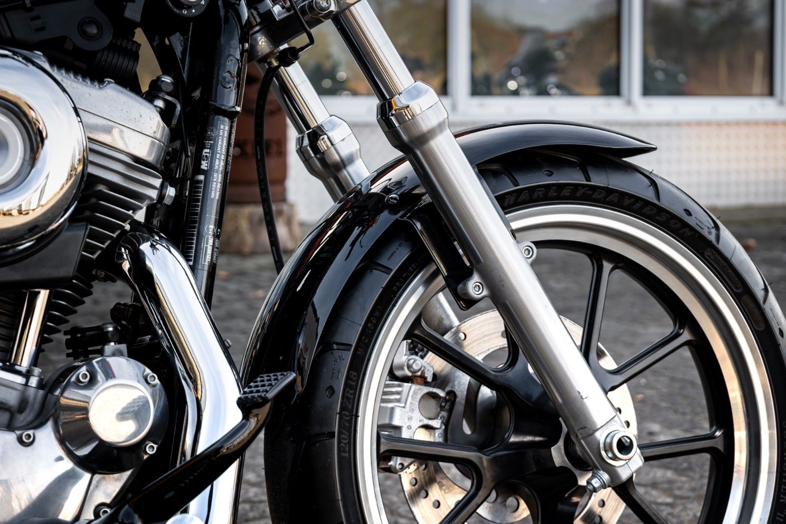 Fahrzeugabbildung Harley-Davidson XL883L SUPERLOW SPORTSTER - VIVID BLACK