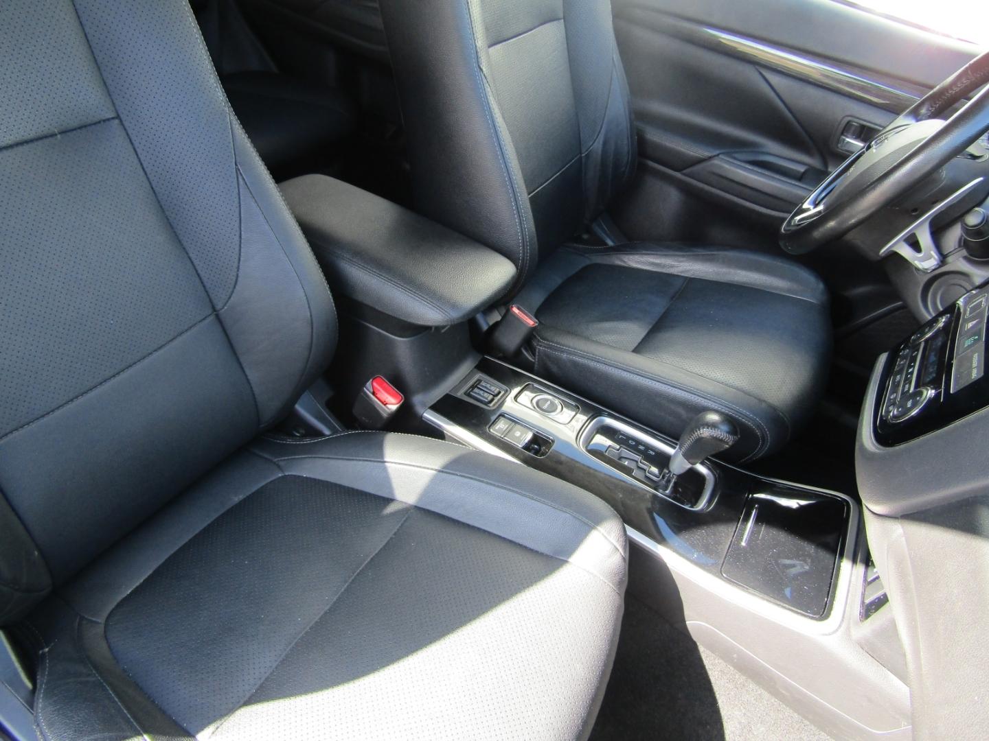 Mitsubishi Outlander Top 4WD 7-SITZER AUTOMATIK KAMERA NAVI