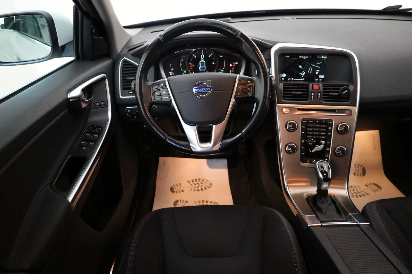 Fahrzeugabbildung Volvo XC60 D5 Momentum AWD Navi,Xenon,Kamera,SH,PDC