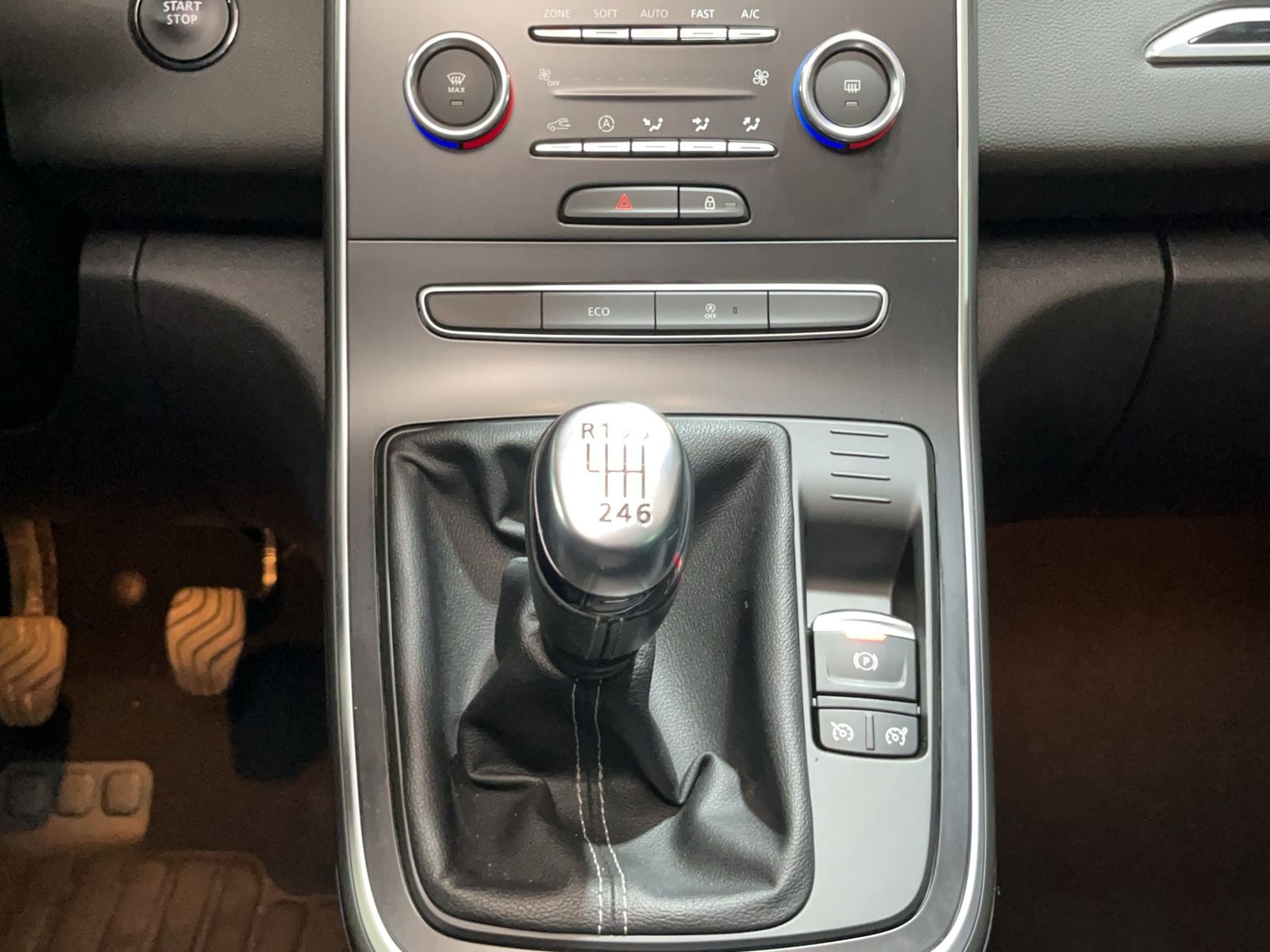 Fahrzeugabbildung Renault Grand Scenic TCE 140*7-Sitzer*Navi*