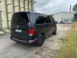 Volkswagen T6.1 Caravelle - blaue Volkswagen T6 Caravelle