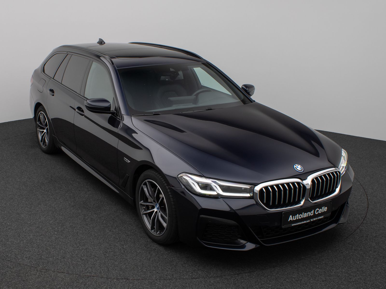 Fahrzeugabbildung BMW 530e M Sport Panorama Kamera DAB HiFi Alarm LED