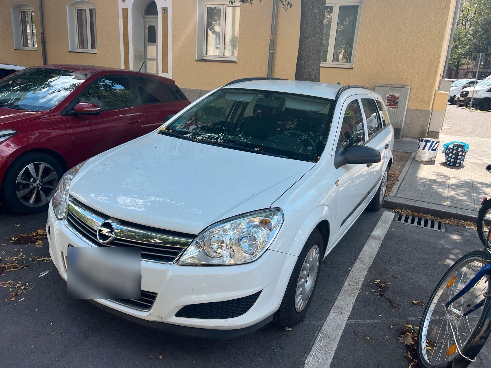 Opel Astra 2009 — rear view