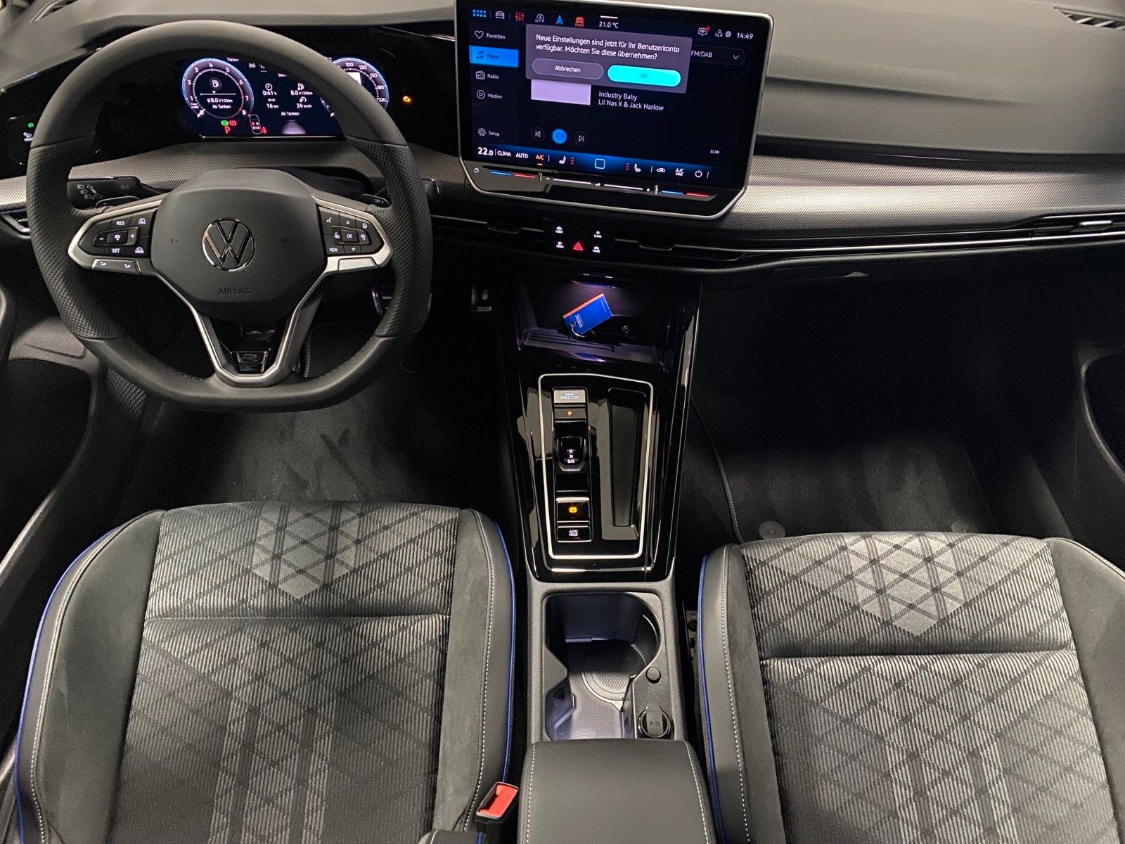 Fahrzeugabbildung Volkswagen Golf 1.5 eTSI DSG R-Line+GARANTIE 2029+ACC+KAMER