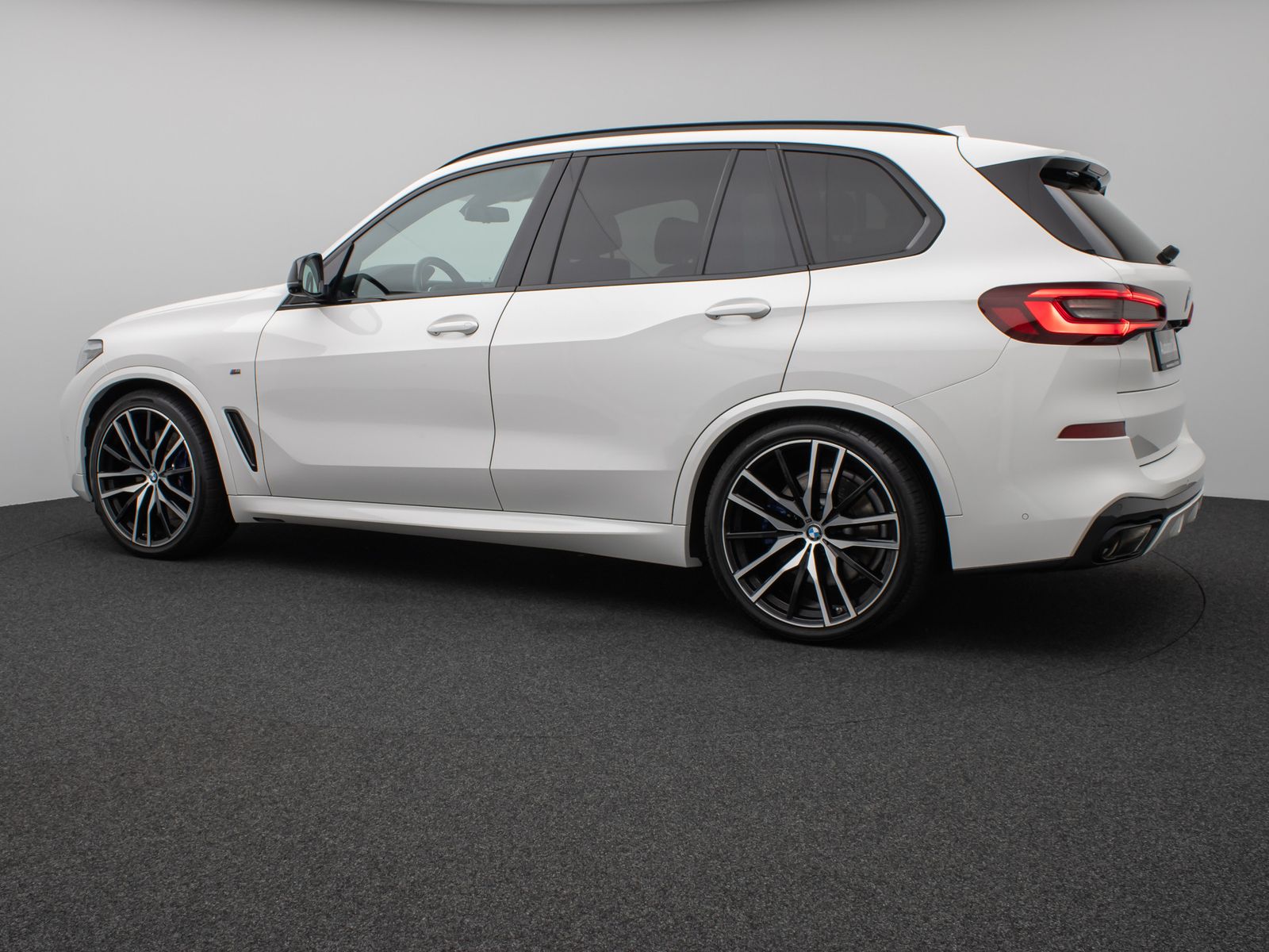 Fahrzeugabbildung BMW X5 M50i Panorama 360° HUD DAB H/K AHK Individual