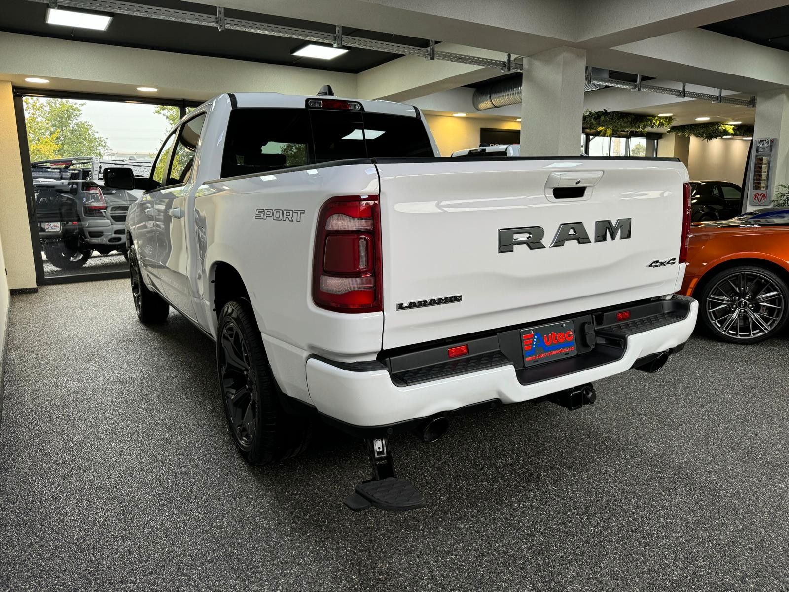 Fahrzeugabbildung Dodge LARAMIE CREW CAB SPORT  12" LUFTF. 22"  HEMI 4x4