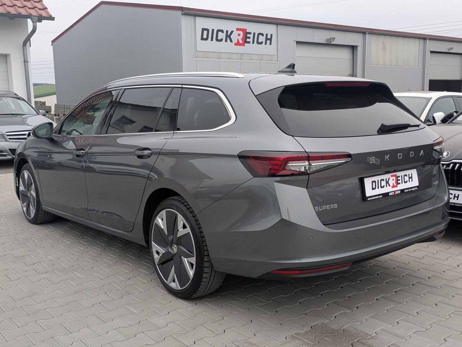 Fahrzeugabbildung SKODA Superb 2.0 TDI 4x4 Selection MATRIX*AHK*PANO*19"