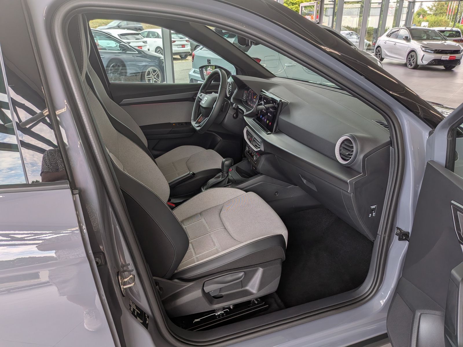 Fahrzeugabbildung SEAT Arona 1.5 TSI FR-LINE Black AHK*ACC*KAMERA*LED