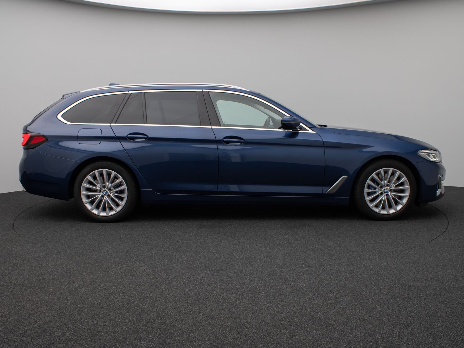Fahrzeugabbildung BMW 530d Luxury Line Panorama Kamera HUD DAB Sport