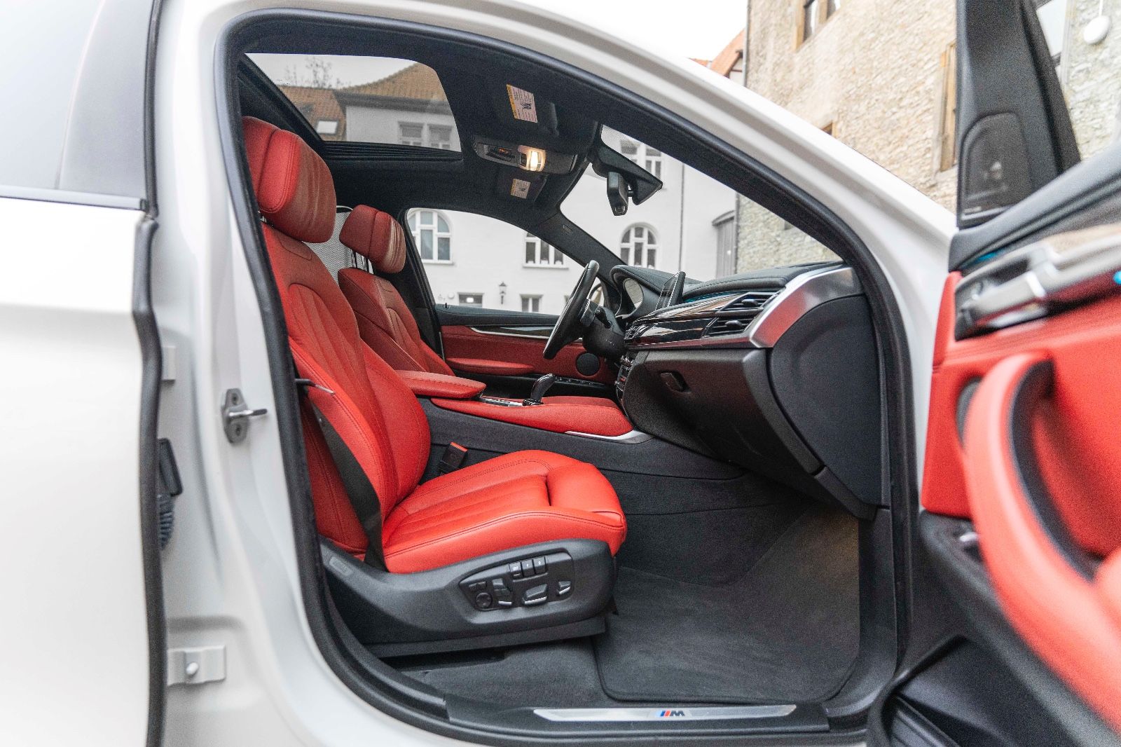 Fahrzeugabbildung BMW X6 xDrive50i M-Sportpaket 360° HUD H&K LED SOFT