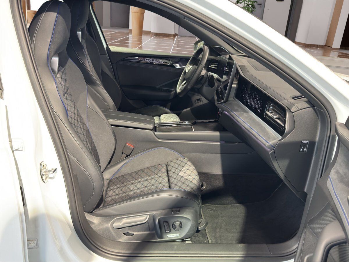 Fahrzeugabbildung Volkswagen Passat R-Line 2.0 TDI DSG AHK AreaView Pano