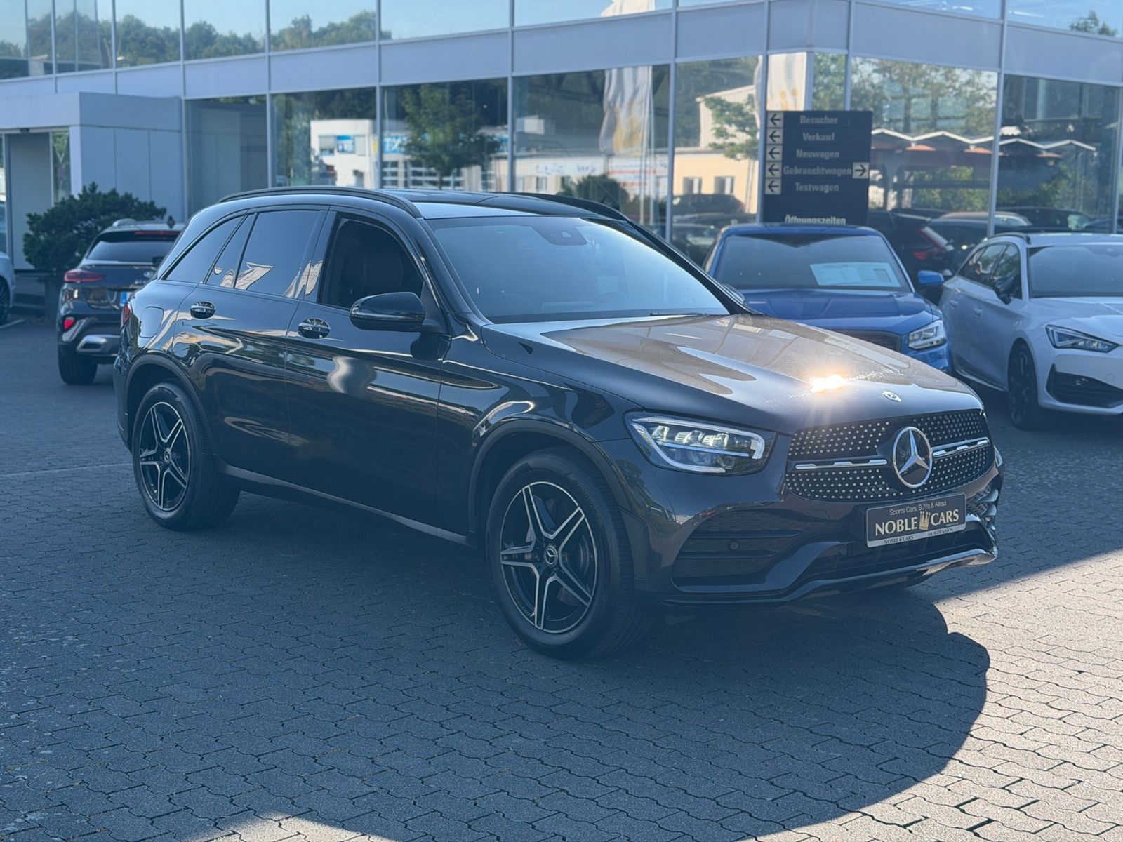 Fahrzeugabbildung Mercedes-Benz GLC 200 4Matic AMG Line AHK LED NAV SHZ 19"